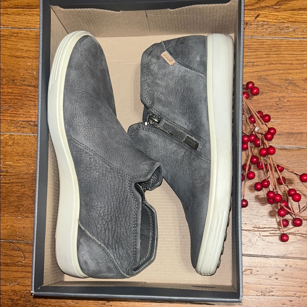 ECCO Women’s LEATHER Gray Soft 7 Nubuck Booties with Side Zippers Size US8/EU39